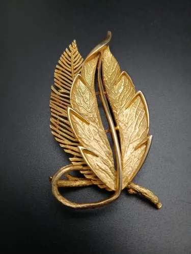 LISNER vintage gold tone textured intricate details leaves design brooch