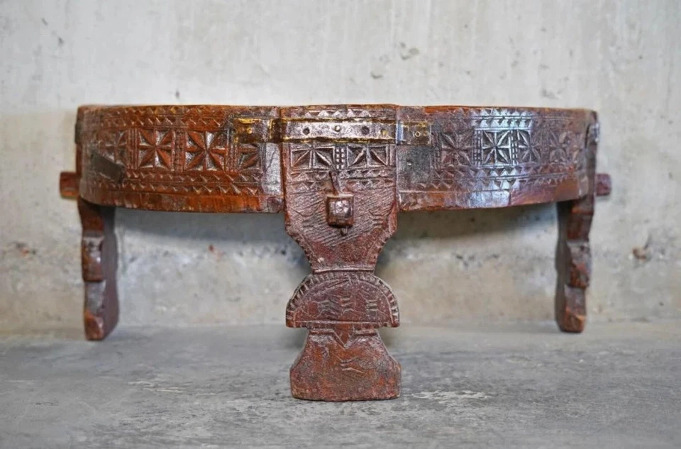 Antigua mesa de centro india de teca Chakki siglo XIX Foto 2 de 4