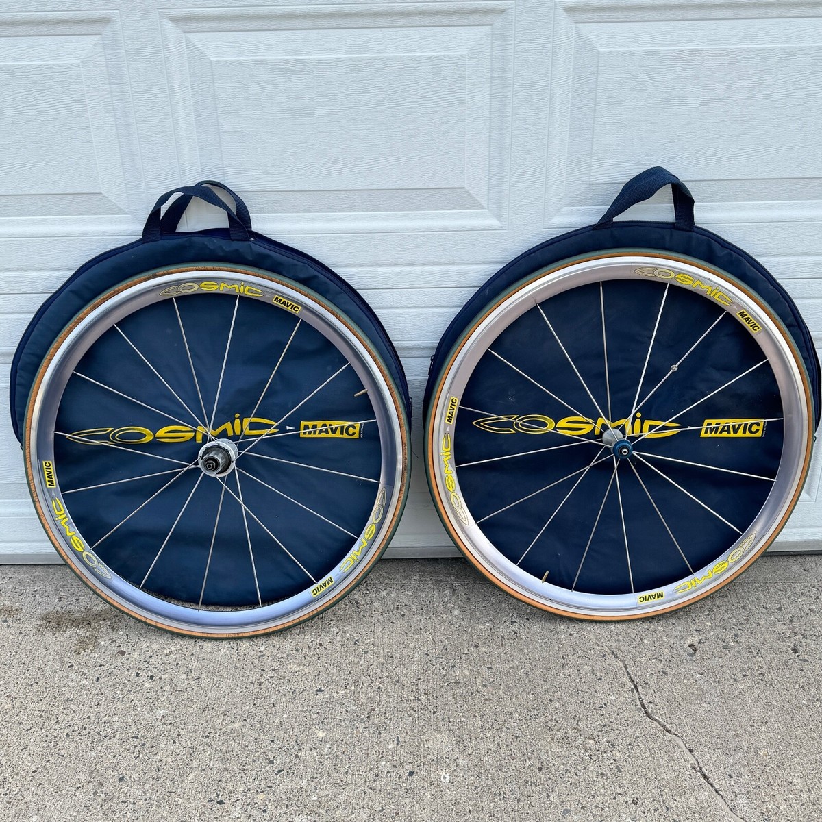 Mavic Cosmic 16 Spoke 700C Road Wheelset with Bags and Tires Mavic Cosmic 16 Spoke 700C Road Wheelset with Bags and Tires