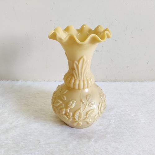 19c Vintage Handmade Flower Embossed Cream Color Glass Vase Pontil Mark GV128 - Picture 5 of 9