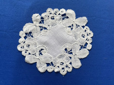 ancien petit napperon in et dentelle au fuseau main: 16 X 15  cm   (O33)
