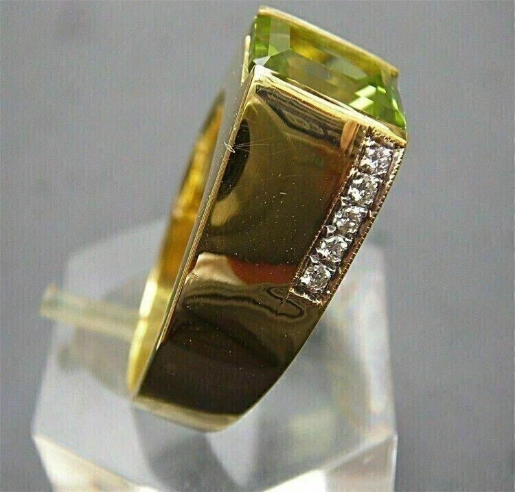 Anillo de boda de peridoto creado en laboratorio de corte esmeralda de 3,50 quilates enchapado en oro amarillo de 14 quilates para hombre Foto 3 de 4