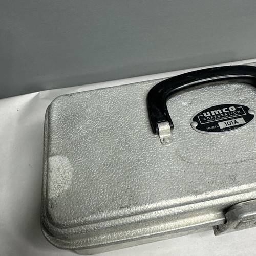 Vintage UMCO 101A Aluminum Fishing Tackle Box w/ Hooks & Gear USA - Picture 2 of 9