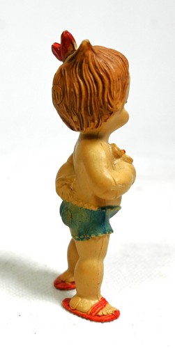 Muñeca vintage de plástico duro con lazo rojo y flor - 3 de altura - Imagen 4 de 8