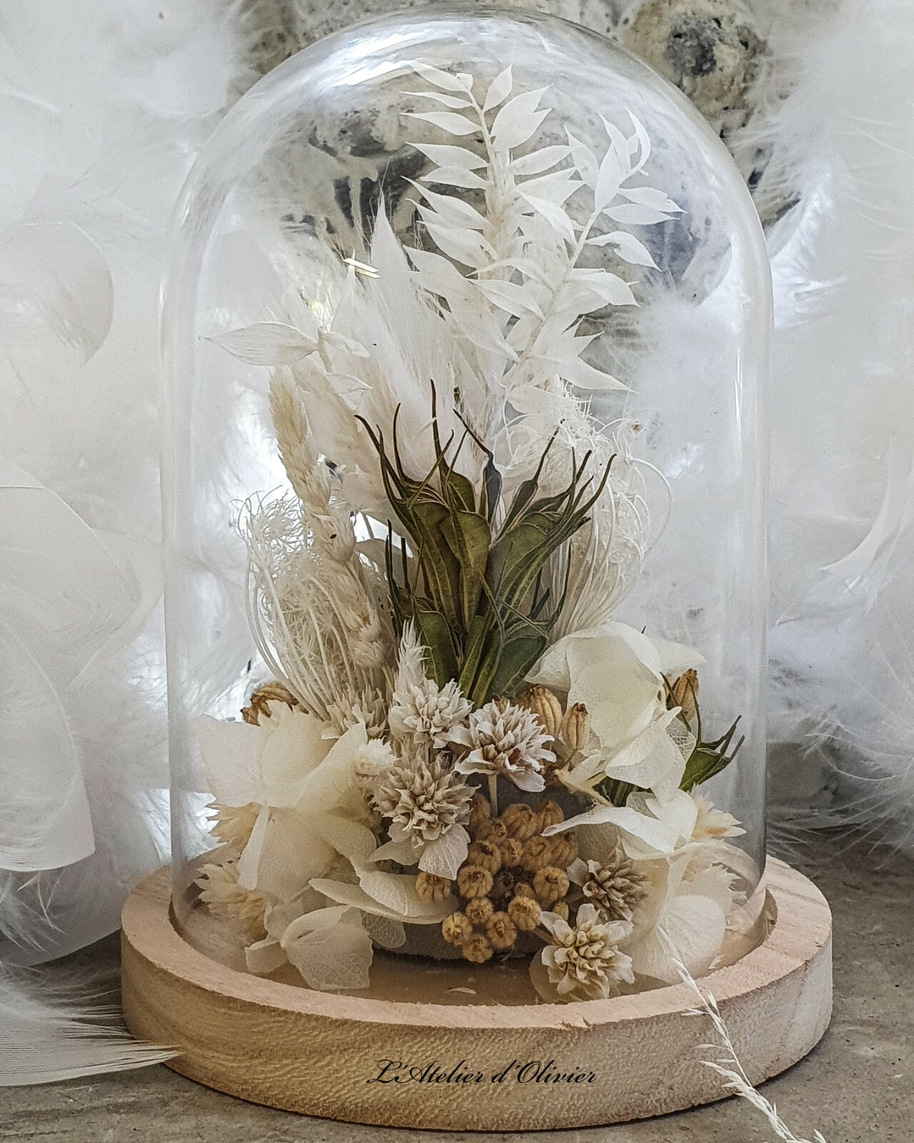 Composition blanche de fleurs séchées sous cloche : idée cadeau poétique fait main