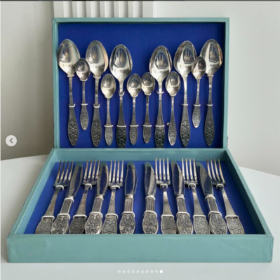 Classic ukulele set  Seats 6 people with 24 cutlery (silver, silver). This set