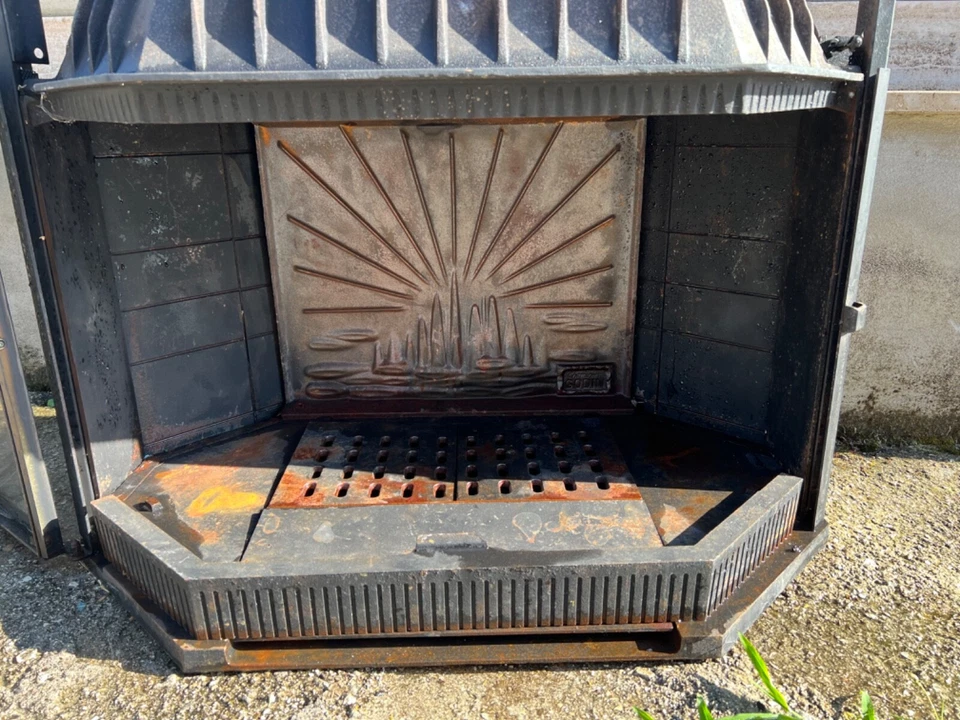 Camino a legna GODIN modello 935 PR in ghisa con vetro sollevabile ed apribile. - Immagine 2 di 4