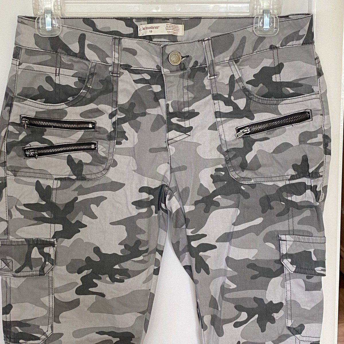 NO BOUNDARIES women's Gray Camo pants Cotton spandex zipper pockets Size 13