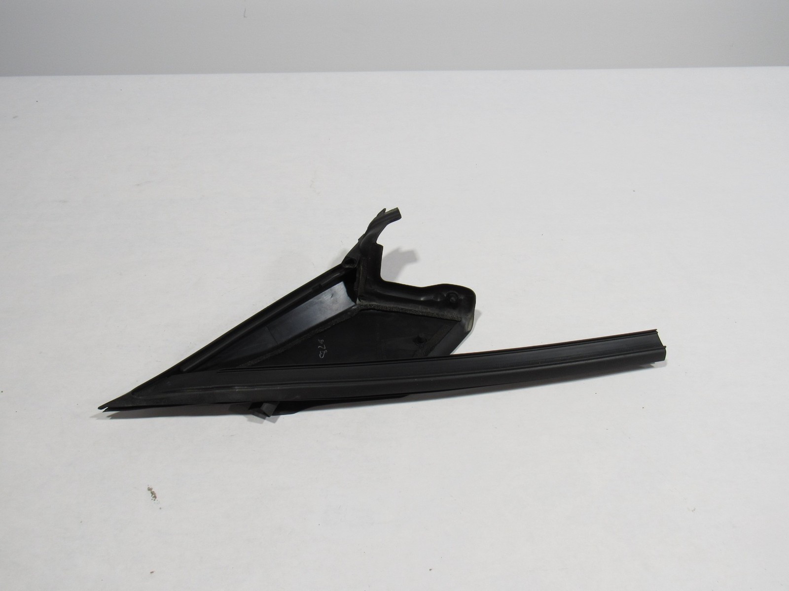 18-21 Aston Martin Vantage 2020 Right Door Molding Weatherstrip Trim Seal :Y