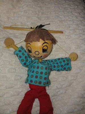 Pelham Puppe - großer Junge mit Holzkopf und braunem Filzhaar...