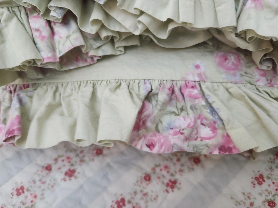 SIMPLEMENTE SHABBY CHIC COMPLETO/QUEEN CINTAS Y ROSAS EDREDÓN FLORAL CON VOLANTES Y FUNDAS Foto 2 de 4