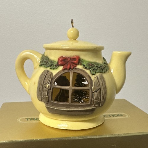 Vintage Hallmark Ornament A Spot of Christmas Cheer Teiera Chipmunk Diorama 1980 - Foto 3 di 6