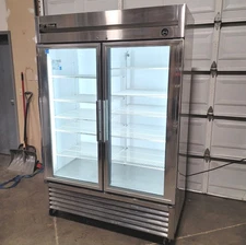 TRUE 49G Two Door Upright Reach-In Stainless Refrigerator 49CuFt 33-38°F 115VAC
