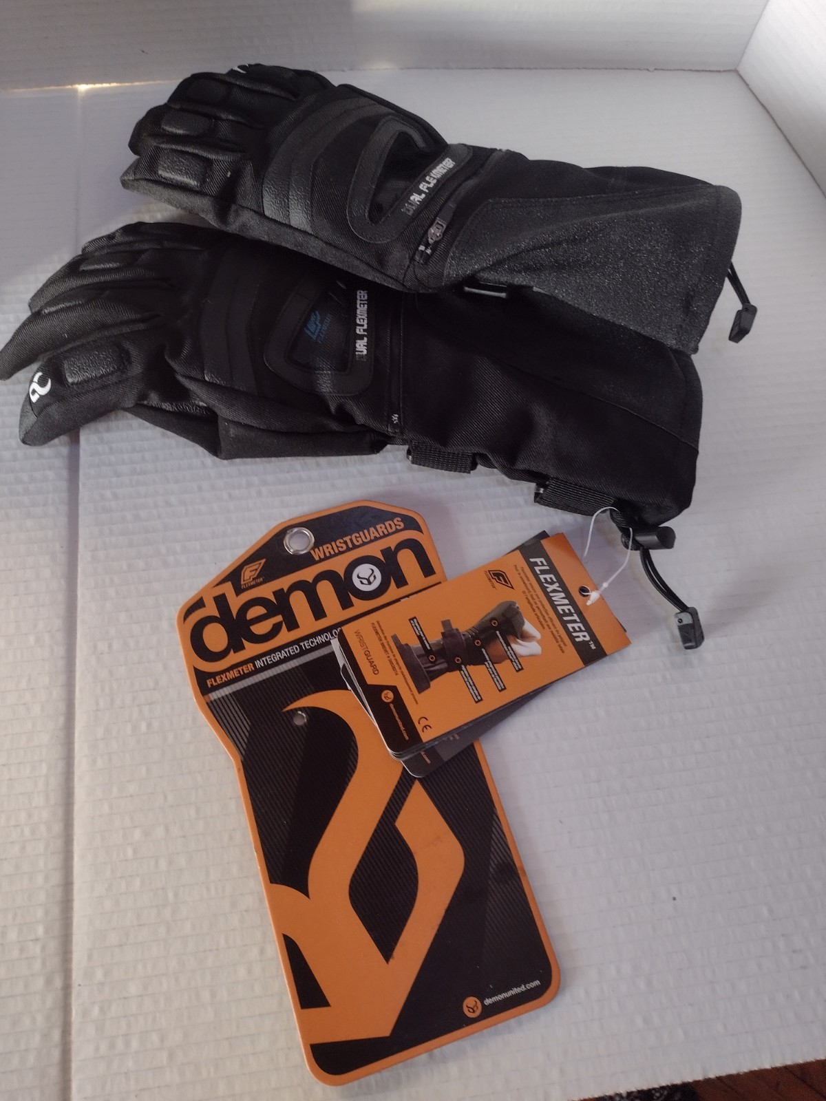 Demon / Flexmeter Gloves  Size M with Wrist Guards Integrated Inside - Proven
