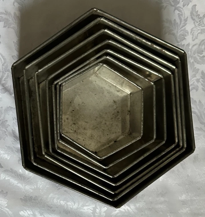 VINTAGE SET OF 7 HEXAGONAL BAKING TINS