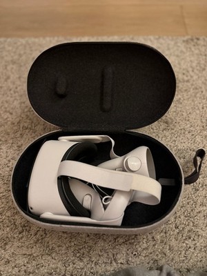 Barely Used! Oculus Quest 2 Virtual Reality VR Headset Controllers & Case