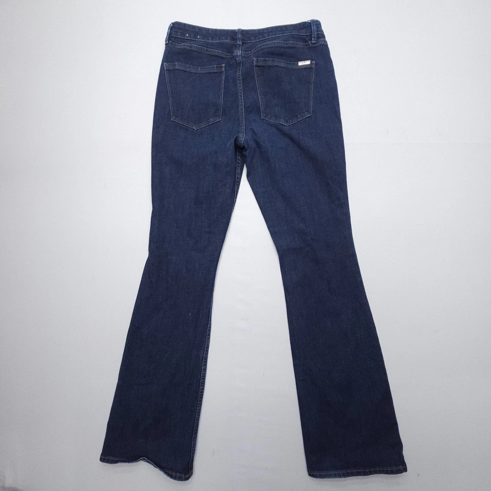 Pantalones de mezclilla acampanados ajustados White House Black Market The Sculpt talla 10 tiro alto oscuro Foto 2 de 4