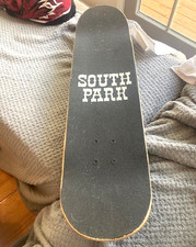 SOUTH PARK MONOPATÍN - MODELO 2020 - PARTE SUPERIOR DE TRACCIÓN CON LETRAS BLANCAS, FONDO COLORIDO