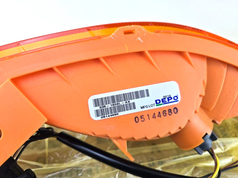 For Chevy Aveo Sedan Parking Signal Marker Light 2004-2006 GM2520190 Driver Side - Image 3 of 4