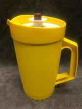 Vintage Tupperware 1 qt Yellow Pitcher w/Button lid  NICE!!