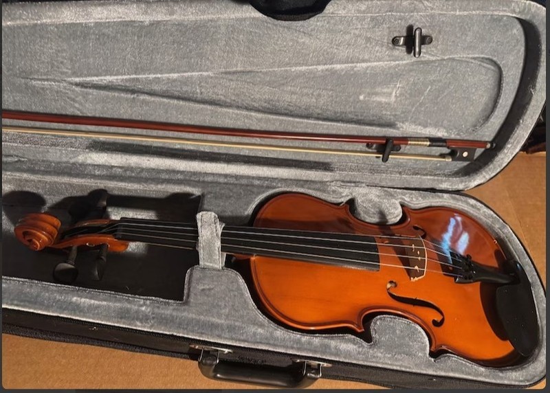 4/4 violin with case and bow