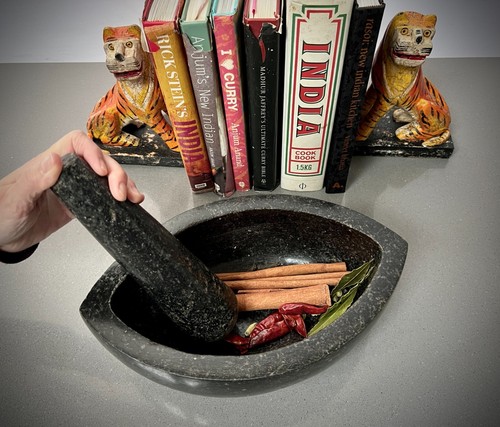 ANTIQUE INDIAN KHARALE MORTAR PESTLE BLACK GRANITE CEREMONIAL TEMPLE SIZE 19th c - Picture 3 of 23