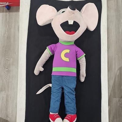 Chuck E. Cheese Plüsch Werbefigur Puppe lila ''C'' Shirt Jeans rot Sho 