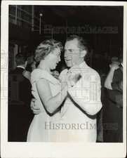 Press Photo Richard and Pat Nixon dancing together - afa70198