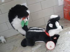 NEW HALLMARK UNDER THE MISTLETOE PEPE LE PEW FEATURES SOUND WORKS TAG