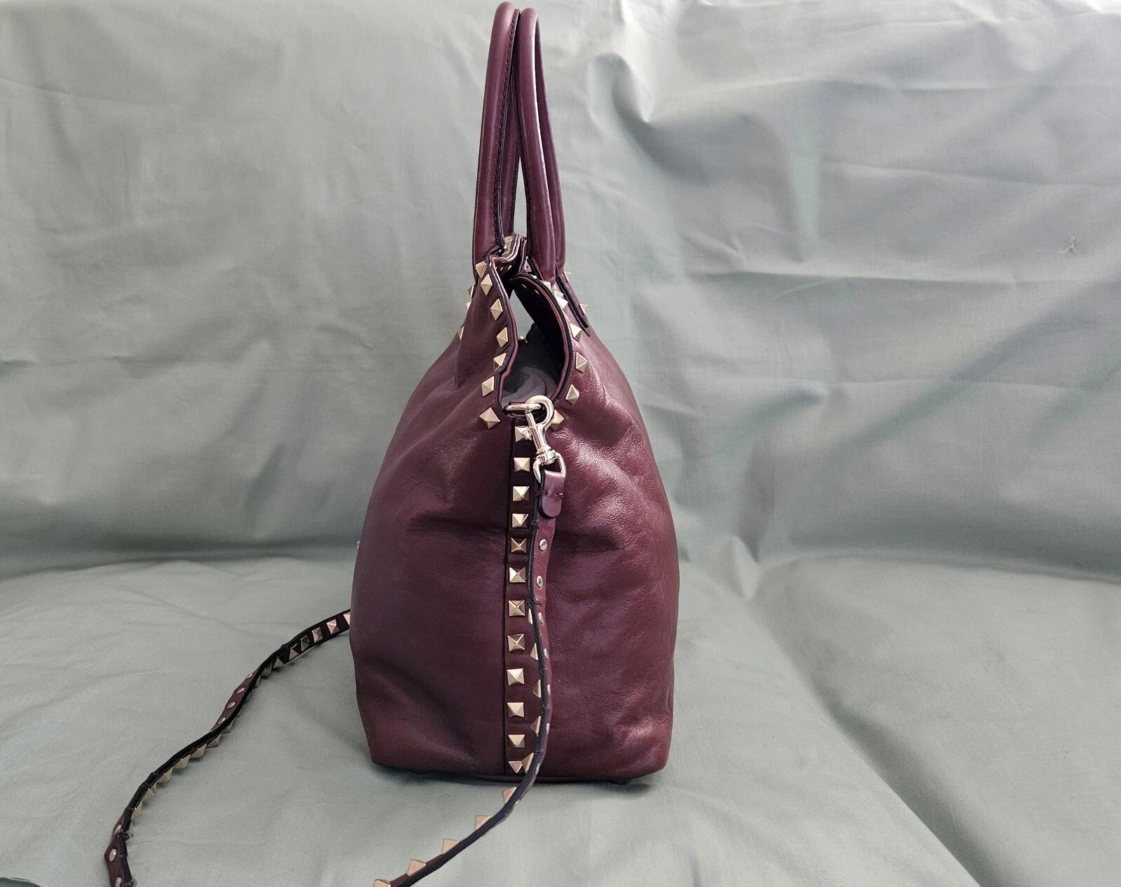 Borsa a tracolla Valentino Garavani in pelle marrone con borchie di design a mano (OTTIMA)