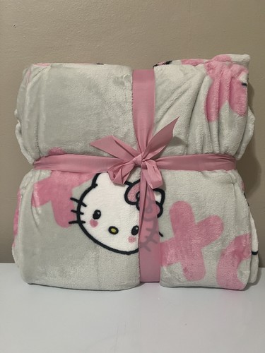 Sanrio Hello Kitty Gray XOXO Valentines Twin Size TikTok Plush Blanket - Picture 3 of 3
