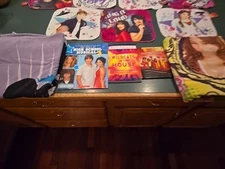 HIGH SCHOOL MUSICAL/CAMP ROCK LOT, TOWELS, WASH CLOTHES & BOOKS!