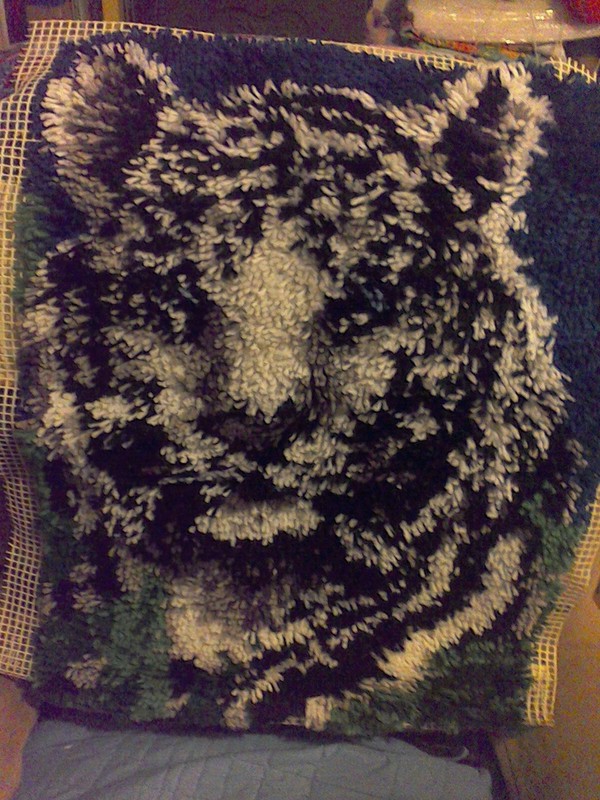 WHITE TIGER LATCH HOOK RUG