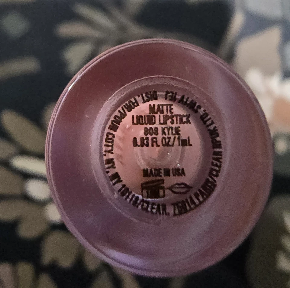 Lápiz labial líquido mate KYLIE en 808 Kylie .03 oz tamaño de viaje mini nuevo sin caja Foto 2 de 2