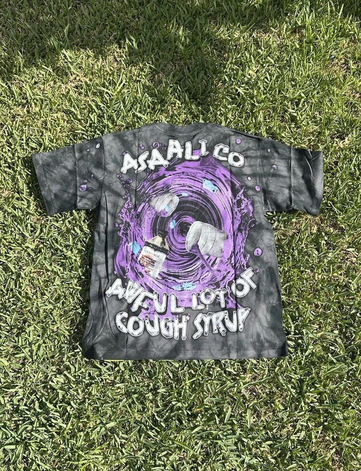 Camiseta Asaali X Awful Lote De Jarabe Para la Tos Colaboración Foto 2 de 2