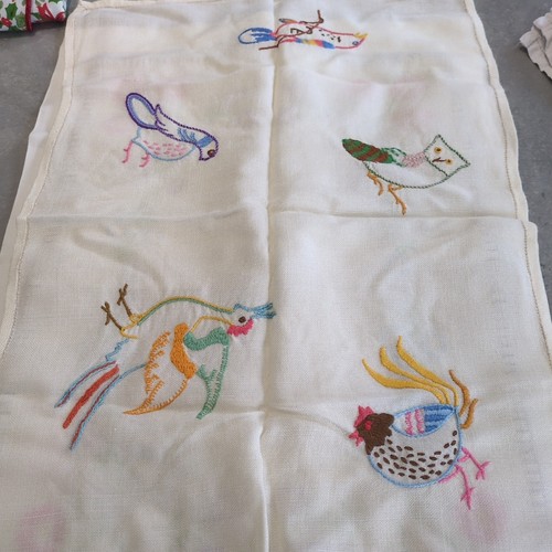 Huge Bundle Of Vintage Embroidered Linens Tablecloth Napkins Chair Backs Tray... - Picture 6 of 15