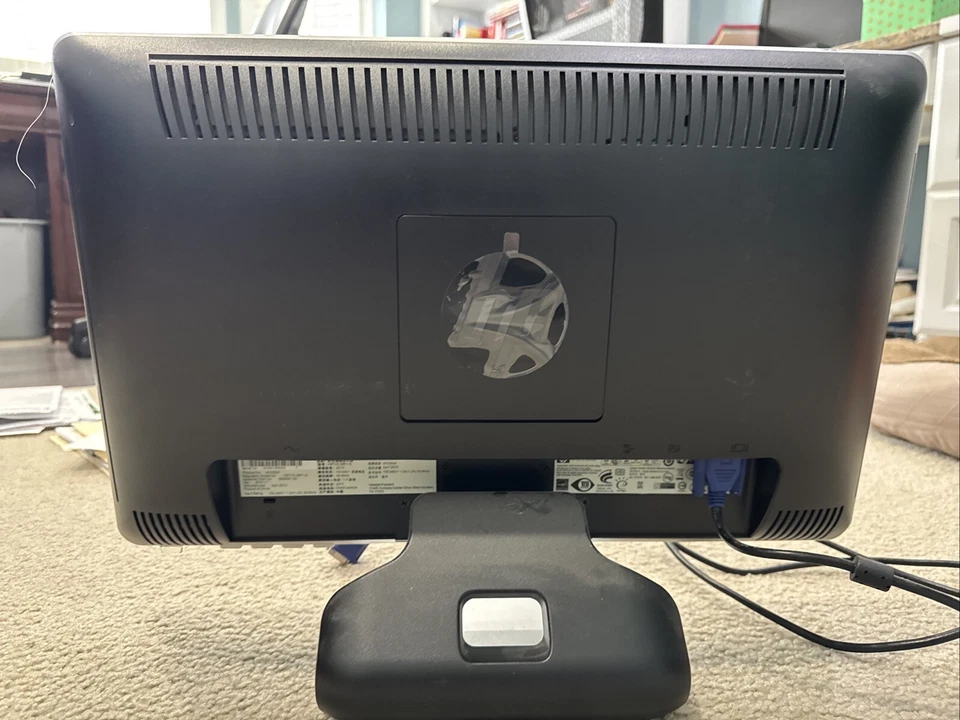 HP 2010i 20" LCD Widescreen Monitor w/Built-In Speakers and cord - Image 2 of 2