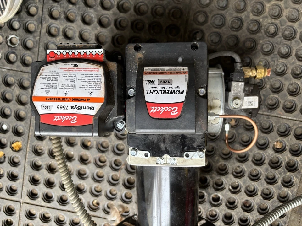 Quemador de aceite Beckett AFG B2007 con brida de montaje y tubo de aire Foto 2 de 4