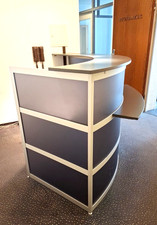 Halbrunde Theke Empfangstheke Transparent Grau Alu mit Schreibtisch
