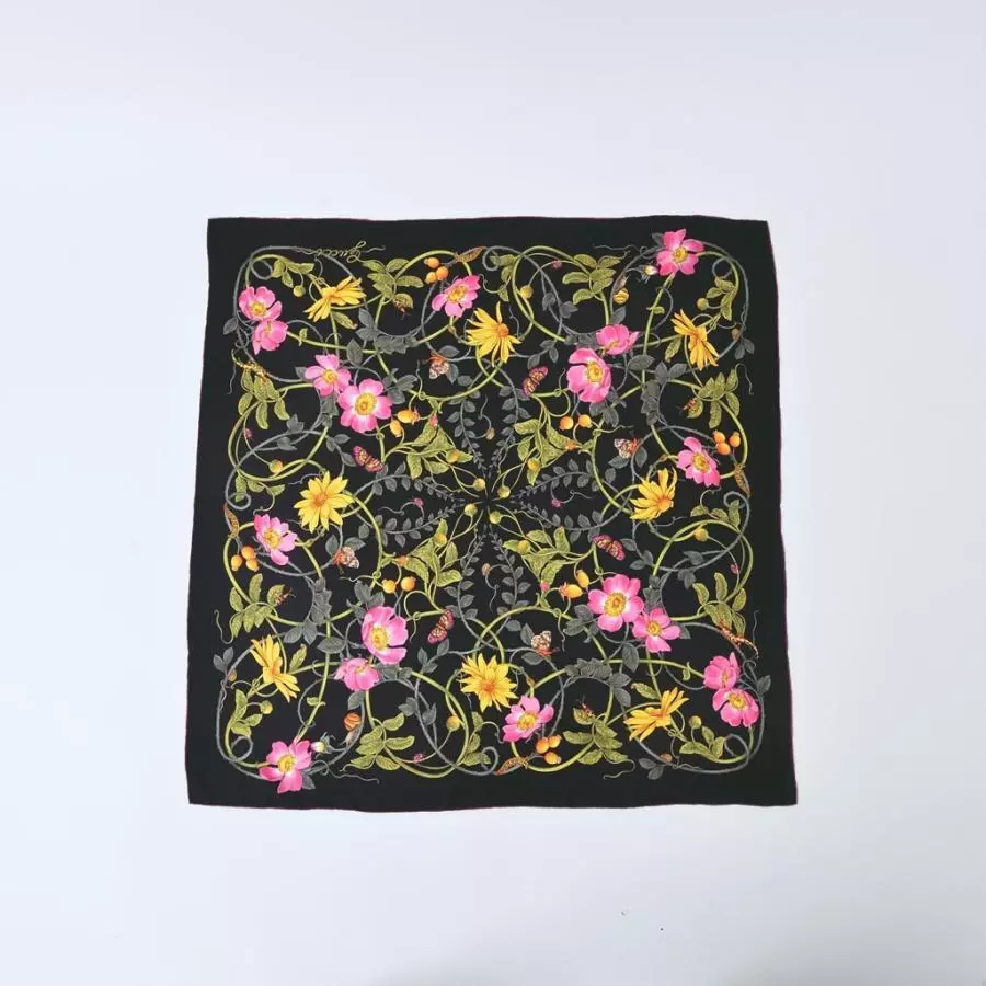 Écharpe carrée GUCCI 100 % soie authentique noire × motif floral rose 90 cm × 90 cm