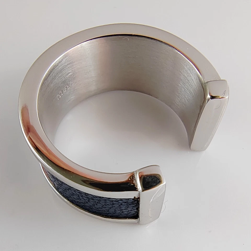 Anello Uomo Donna con Inserto in Pelle in Bronzo Rodiato Oro Bianco Regolabile - Immagine 3 di 4