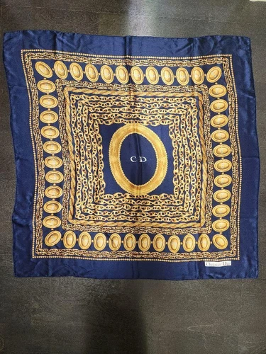 Foulard Christian Dior 100% soie motif chaîne marine doré 34,3 x 34,3 pouces