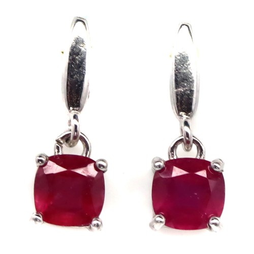 Plata de ley 925 4 x 4 mm. Pendientes de joyería de piedra de nacimiento de rubí rojo