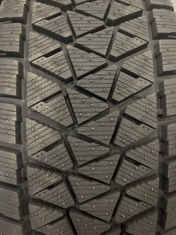 Bridgestone Blizzak DM-V2 275/60R20 115R (Studless) Snow Winter Tire