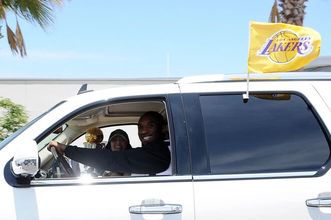 LA LAKERS 14.5” x 12” GOLD CAR FLAGS *BRAND NEW NEVER USED* - Image 2 of 4