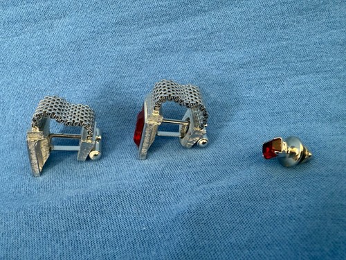 Gemelos de colección + tachuela de corbata color plata SWANK joyería piedras rectangulares rojas - Imagen 2 de 7
