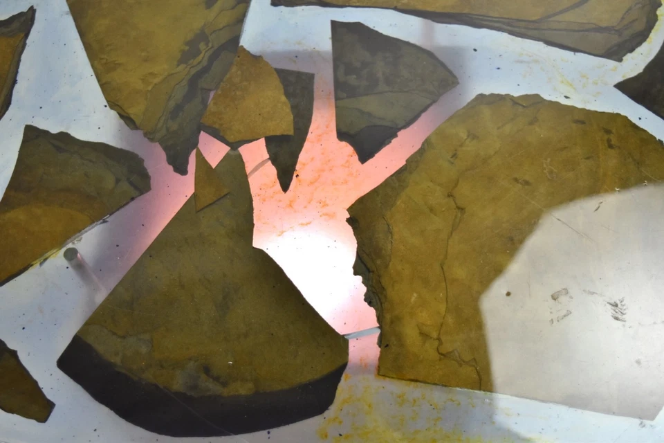 Mesa auxiliar hecha a medida para estudio con tapa de resina y pizarra y base iluminada Foto 3 de 4