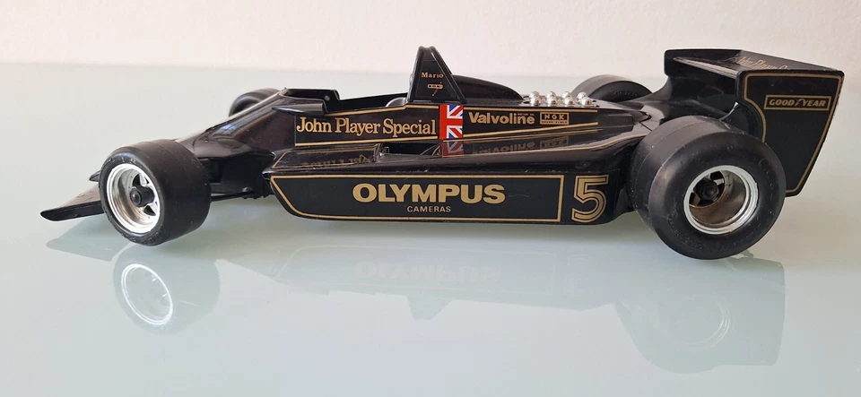 Burago 2105 - Lotus JPS Mario Andretti Scala 1/14 - Immagine 2 di 4