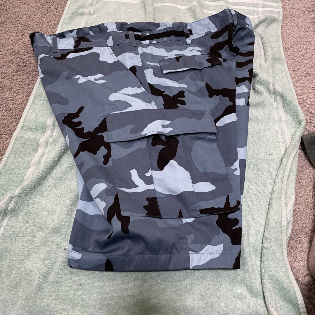 Mens Blue Camouflage Shorts 6 Pockets Size XXL Waist Is 43 - 47