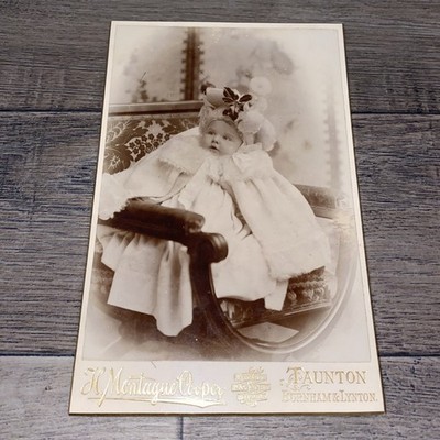 Taunton & Burnham Baby weißer Kopfschmuck Schrankkarte von H. Montague Cooper